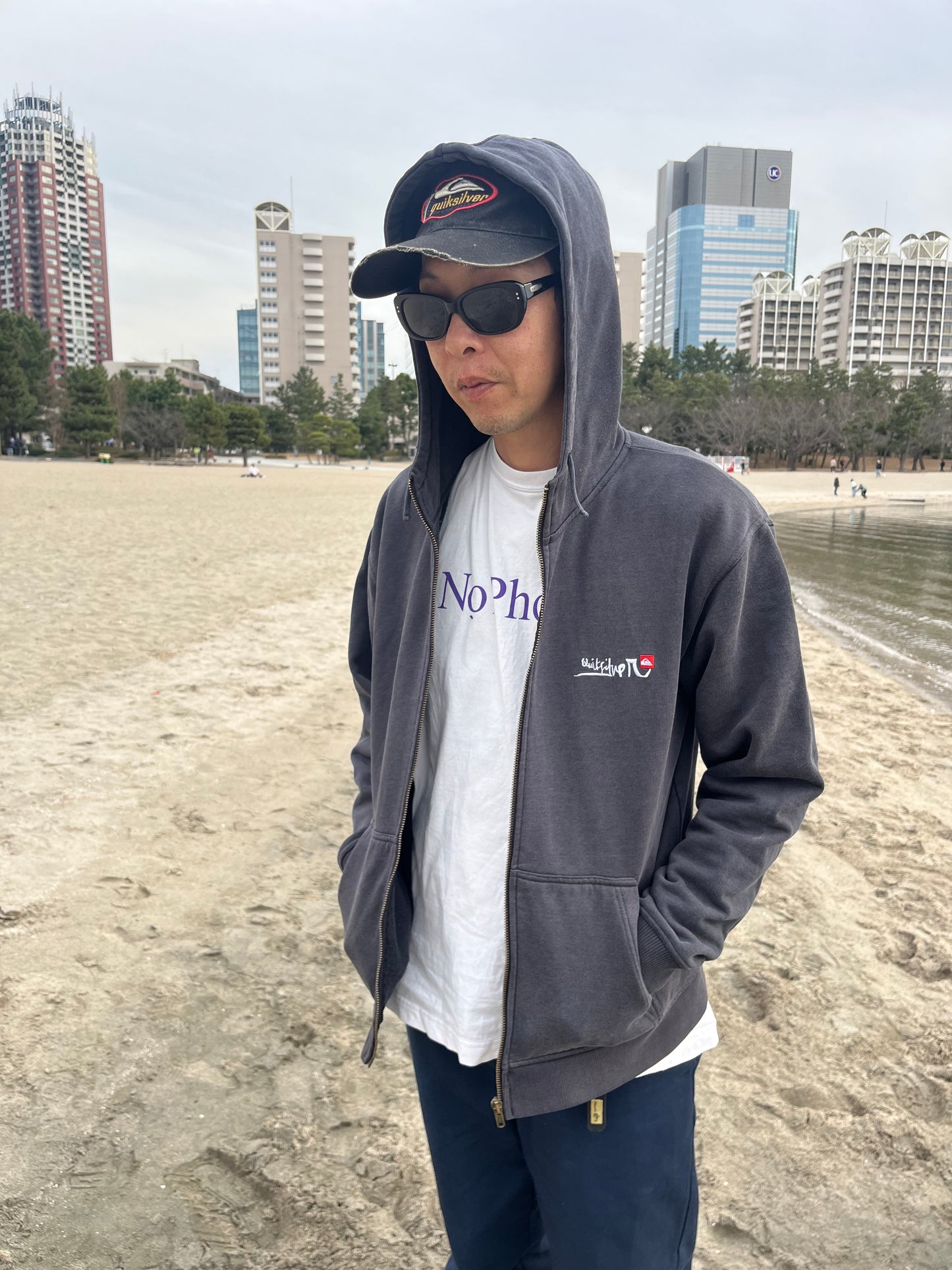 Early 2000's Quiksilver Cotton Full zip Hoodie (men's L)