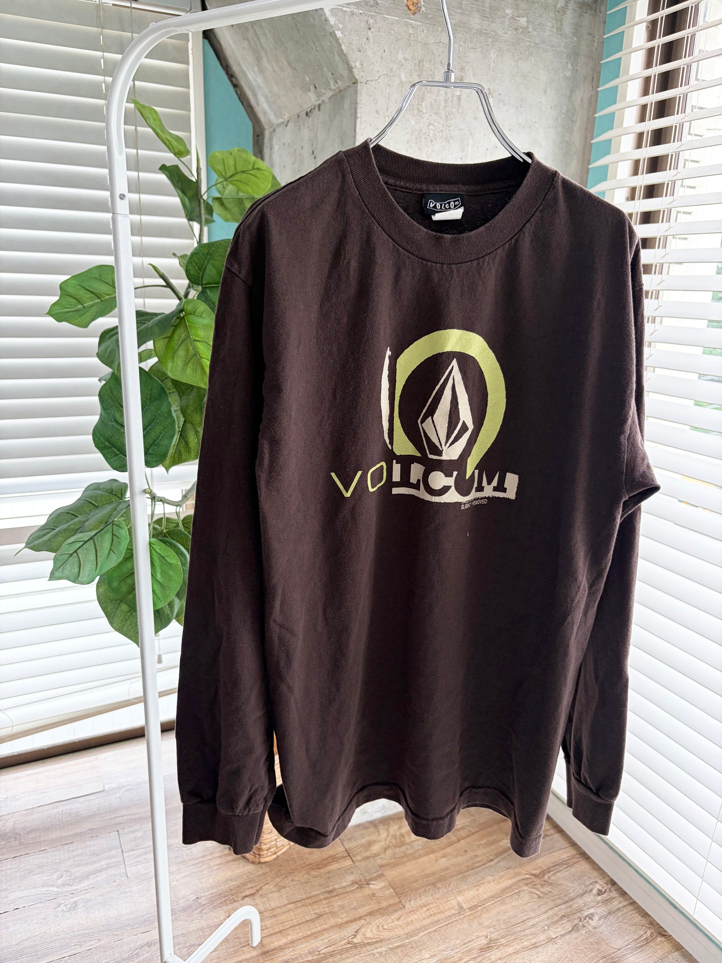 Early 2000's VOLCOM Flont Logo Long Sleeve Tee size M